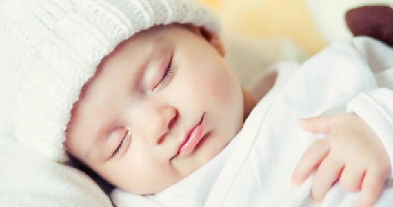 Trời lạnh có nên đội mũ cho bé khi ngủ? Lưu ý cần biết khi giữ ấm cho trẻ